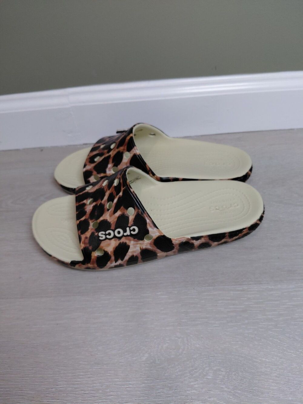 Crocs Animal Print Unisex Men Size 6 Women Size 8 Confort Sandals